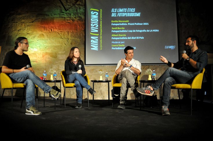 D’esquerra a dreta: Albert Garcia, Laura Saula, Emilio Morenatti i Jordi Borràs, durant una conversa a la segona jornada Miravisions de fotoperiodisme.