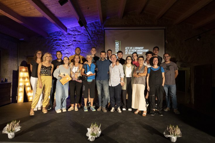 Foto de família de guanyadors, jurat i patrocinadors del Premi Miravisions 2023.